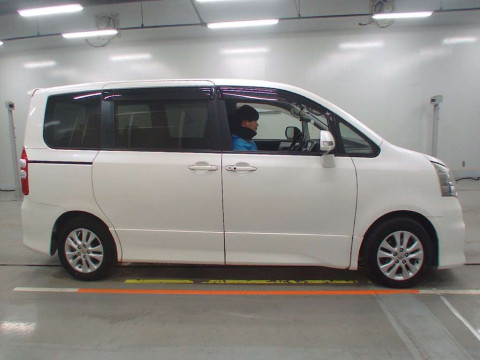 2012 Toyota Noah ZRR70W[2]