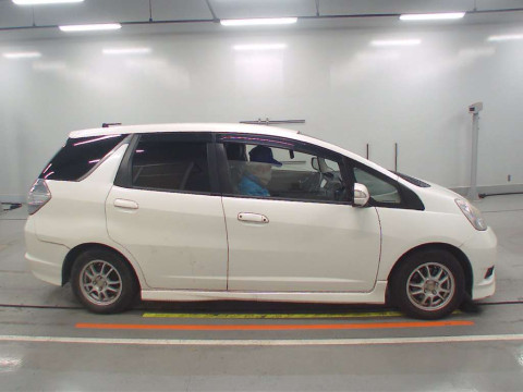 2012 Honda Fit Shuttle Hybrid GP2[2]