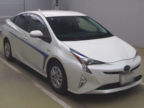 2016 Toyota Prius ZVW50[2]