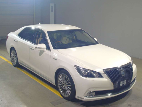 2014 Toyota Crown Majesta GWS214[2]