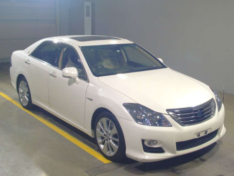 2010 Toyota Crown Hybrid GWS204[2]