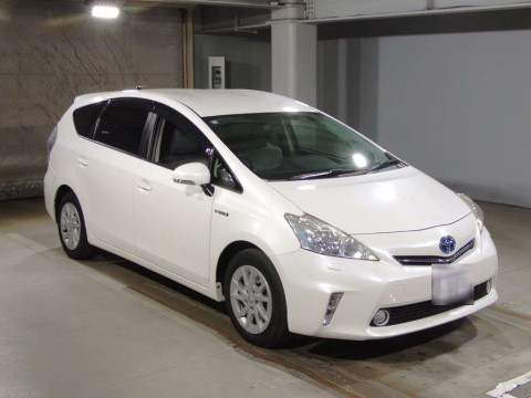 2012 Toyota Prius alpha ZVW41W[2]