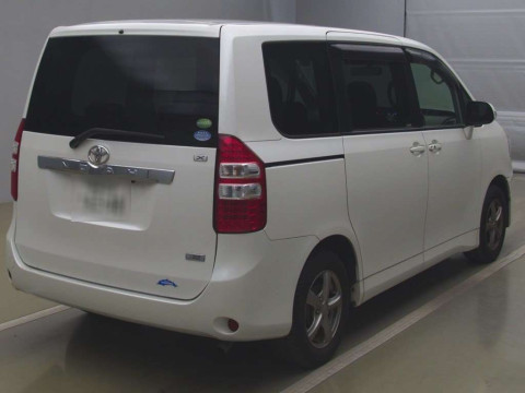 2013 Toyota Noah ZRR70G[1]