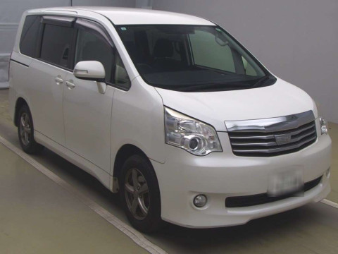 2013 Toyota Noah ZRR70G[2]