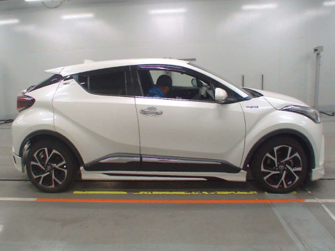 2017 Toyota C-HR ZYX10[2]