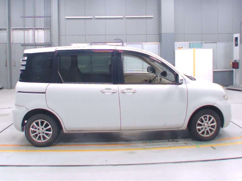 2009 Toyota Sienta NCP81G[2]