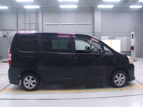 2011 Toyota Noah ZRR70G[2]