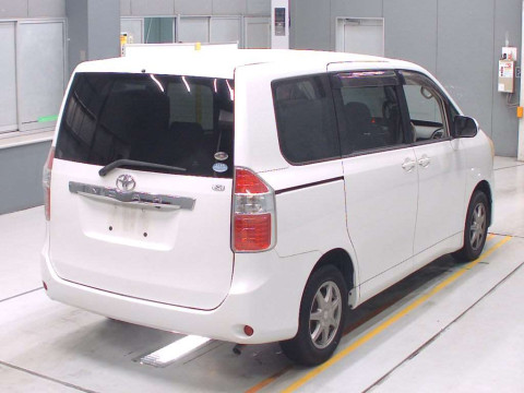 2007 Toyota Noah ZRR70G[1]