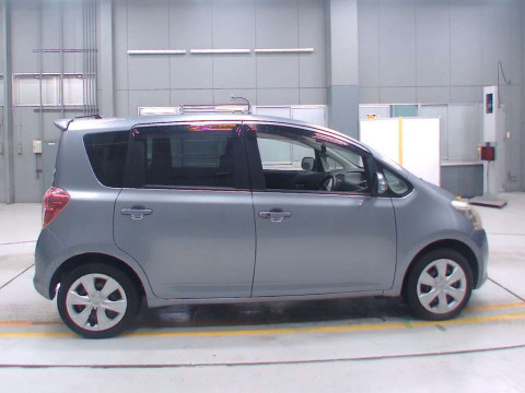 2010 Toyota Ractis NCP100[2]