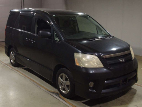 2005 Toyota Noah AZR60G[2]