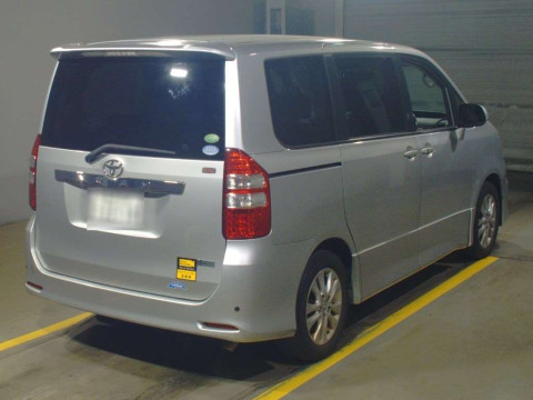 2013 Toyota Noah ZRR70W[1]