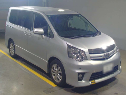 2013 Toyota Noah ZRR70W[2]