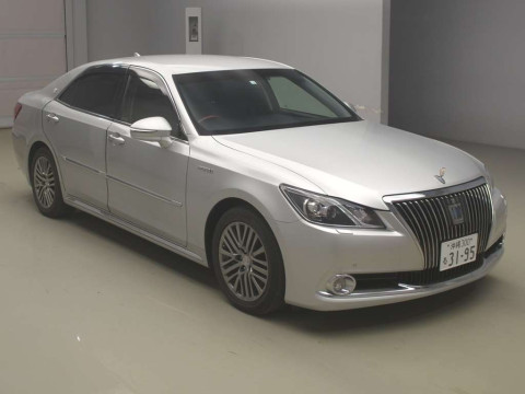 2013 Toyota Crown Majesta GWS214[2]