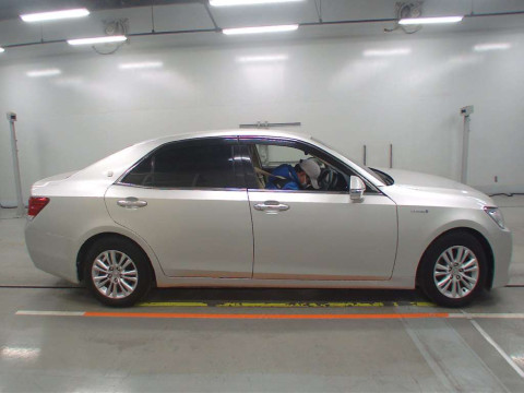 2013 Toyota Crown Hybrid AWS210[2]