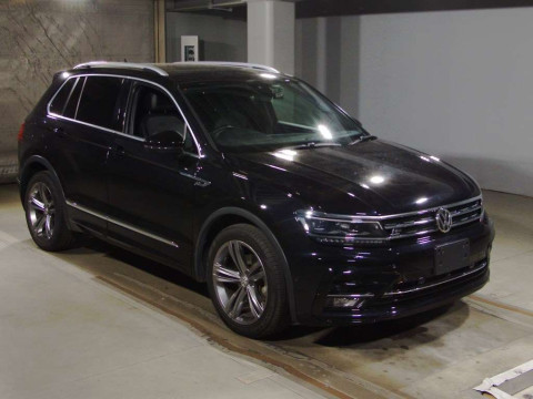 2018 Volkswagen Tiguan 5NCZE[2]