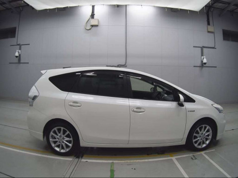 2012 Toyota Prius alpha ZVW41W[2]