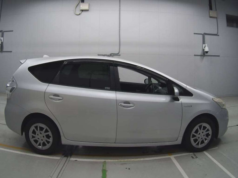 2011 Toyota Prius alpha ZVW40W[2]