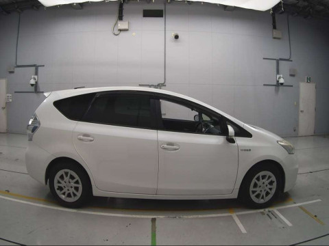 2012 Toyota Prius alpha ZVW41W[2]