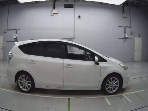 2012 Toyota Prius alpha ZVW40W[2]