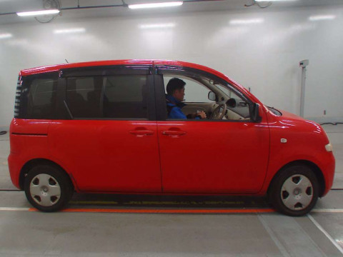 2005 Toyota Sienta NCP81G[2]