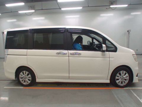 2011 Honda Step WGN Spada RK5[2]