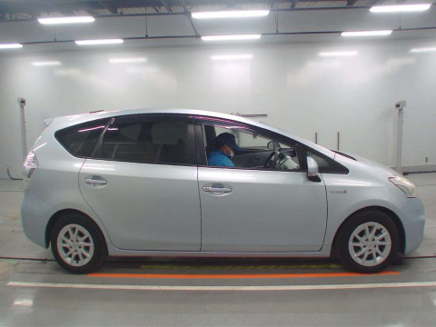 2012 Toyota Prius alpha ZVW41W[2]