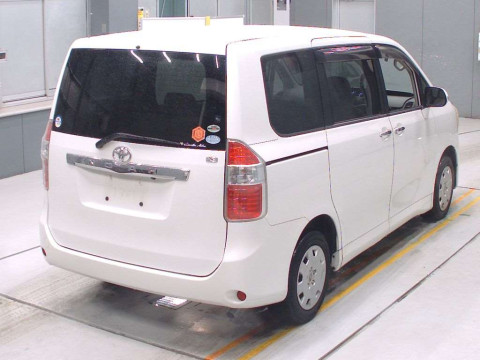 2010 Toyota Noah ZRR70G[1]