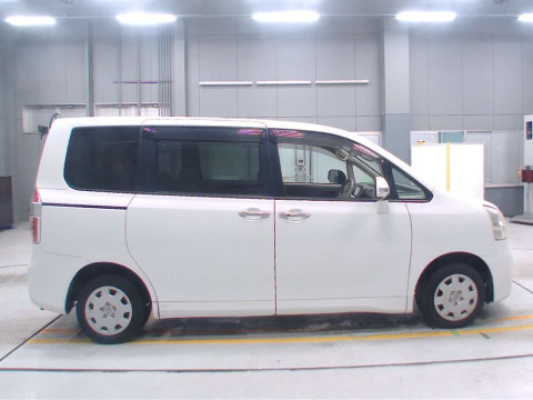 2010 Toyota Noah ZRR70G[2]