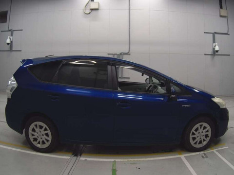 2011 Toyota Prius alpha ZVW40W[2]