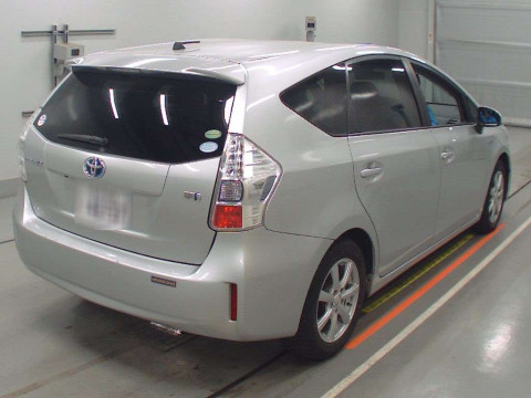 2013 Toyota Prius alpha ZVW41W[1]