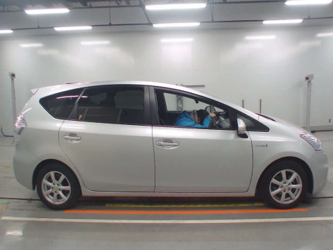 2013 Toyota Prius alpha ZVW41W[2]