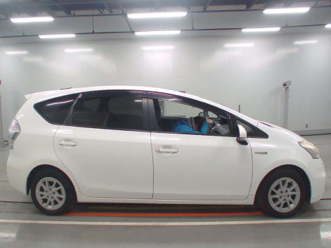 2012 Toyota Prius alpha ZVW41W[2]