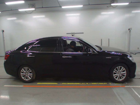 2013 Toyota Crown Hybrid AWS210[2]