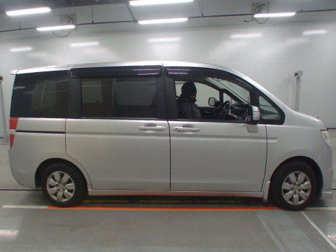 2013 Honda Step WGN RK1[2]