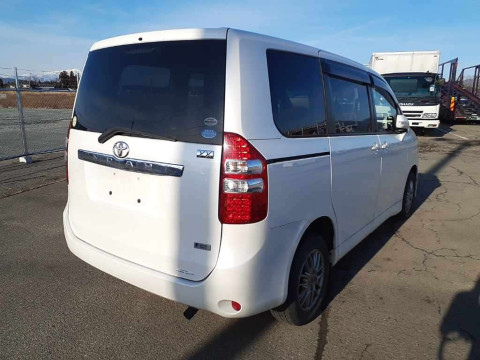 2011 Toyota Noah ZRR75G[1]