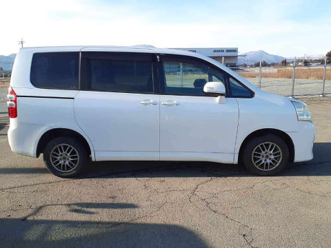 2011 Toyota Noah ZRR75G[2]