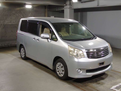 2012 Toyota Noah ZRR70G[2]