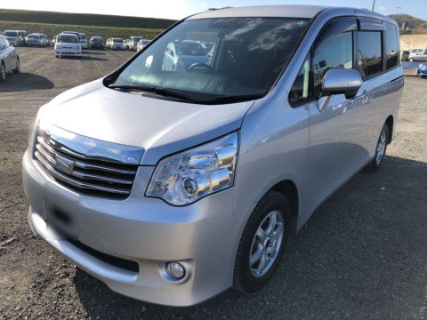 2011 Toyota Noah ZRR70G[0]