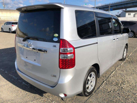 2011 Toyota Noah ZRR70G[1]