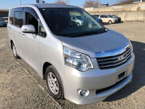 2011 Toyota Noah ZRR70G[2]