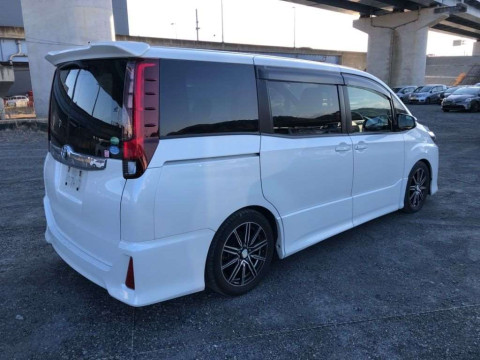 2014 Toyota Noah ZRR85W[1]