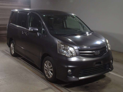 2010 Toyota Noah ZRR75W[2]