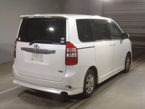 2010 Toyota Noah ZRR70G[1]