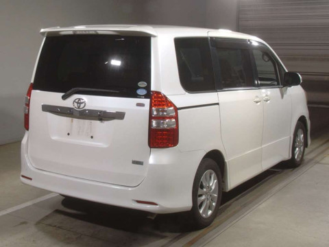 2010 Toyota Noah ZRR70W[1]