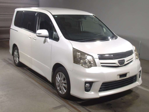 2010 Toyota Noah ZRR70W[2]