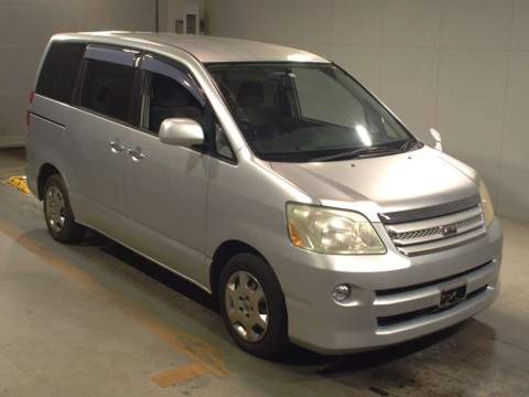 2006 Toyota Noah AZR60G[2]