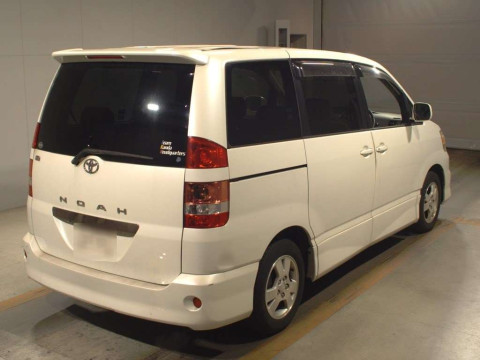 2004 Toyota Noah AZR60G[1]