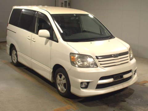 2004 Toyota Noah AZR60G[2]