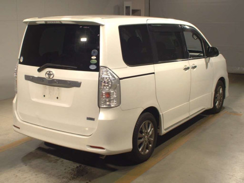 2013 Toyota Voxy ZRR70W[1]