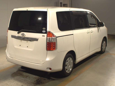 2007 Toyota Noah ZRR70G[1]